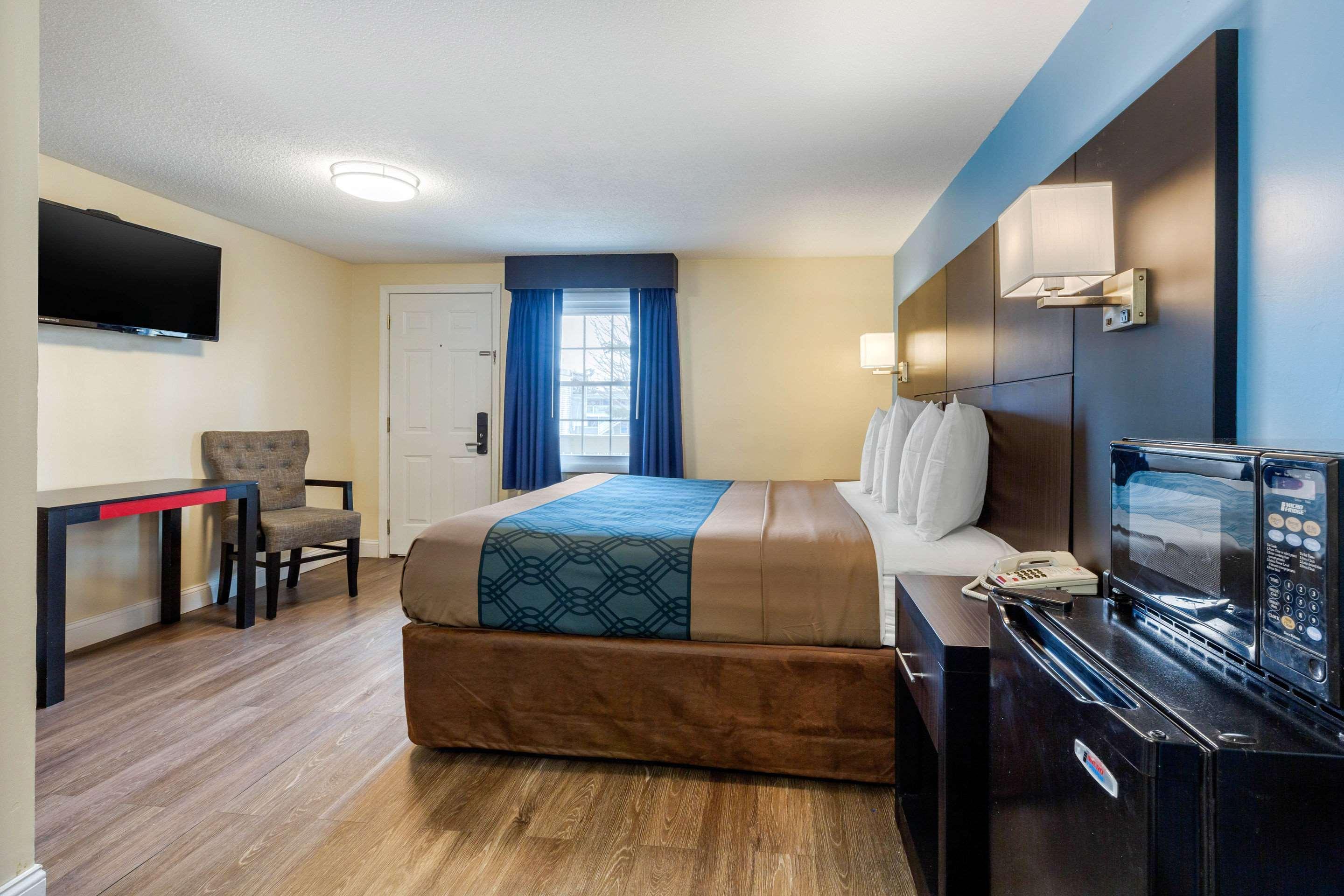 Econo Lodge By Choice - Cape Cod West Yarmouth Exterior photo